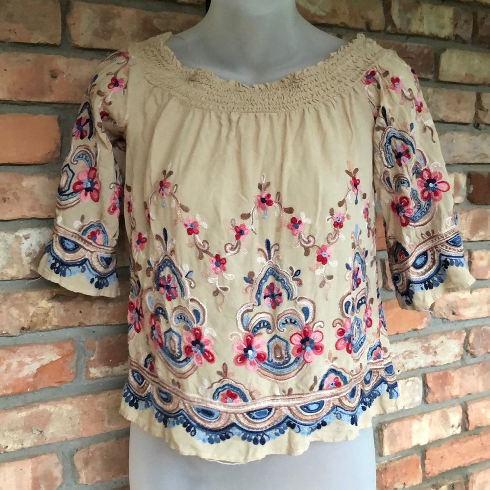 Hummingbird boutique brand embroidered shortsleeve